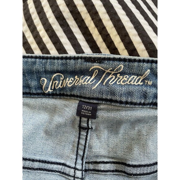 Universal Thread, Women's Denim Shorts, Cuffed, Size 12/31, Mid Rise, Dark Wash - Picture 3 of 3